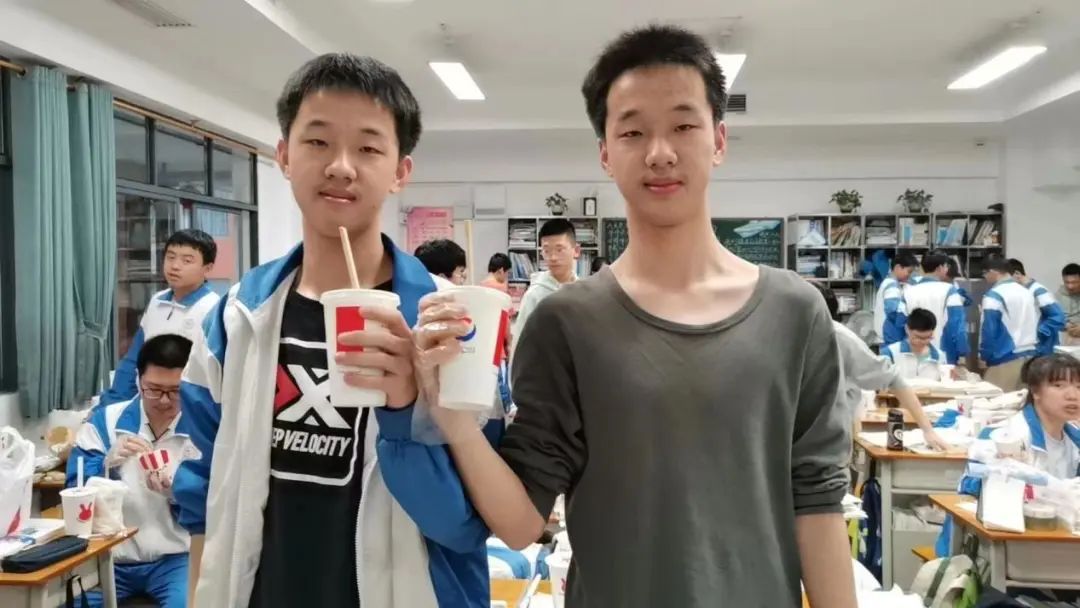 DƬ